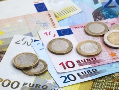 6 στους 10 Έλληνες: Καλύτερα με το ευρώ